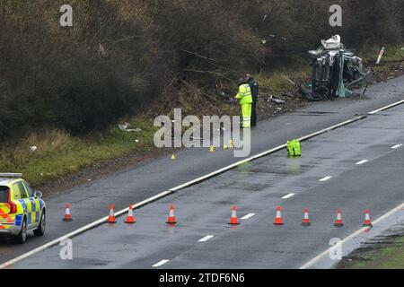 Edinburgh Schottland, Vereinigtes Königreich 18. Dezember 2023. Polizeivorfall auf der M8 in Richtung Westen, die Straße wurde nach einem Unfall von der Anschlussstelle 1 gesperrt. Credit sst/alamy Live News Stockfoto