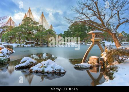 Kanazawa, Ishikawa, Japan Winter in den Kenrokuen Gardens am frühen Morgen. Stockfoto