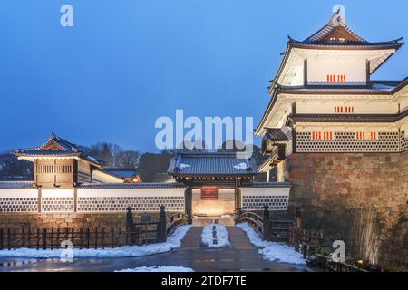 Kanazawa, Japan im Kanazawa Castle zur blauen Stunde im Winter. Stockfoto