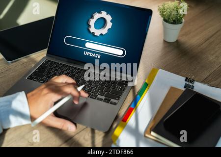 Man Working Software Gerät Update Online Computer Update Fortschrittsanzeige der Aktualisierung auf dem Bildschirm Technologie Stockfoto