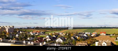 Einfamilienhäuser in den Vororten von Racibórz. Panoramafoto an einem sonnigen Tag. Luftschuss von einer Drohne. Stockfoto