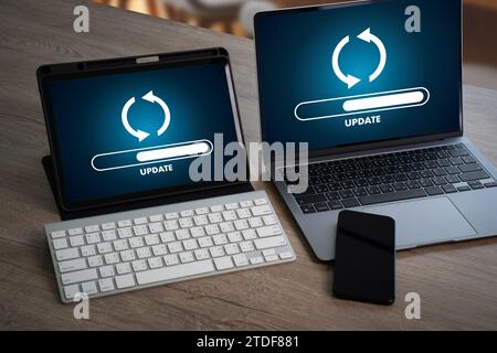 Man Working Software Gerät Update Online Computer Update Fortschrittsanzeige der Aktualisierung auf dem Bildschirm Technologie Stockfoto