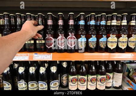 Bier in einem israelischen Supermarkt Stockfoto