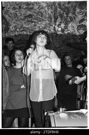 KATHLEEN HANNA, BIKINI KILL, NEWPORT TJS, 1993: Kathleen Hanna, die Sängerin von Bikini Kill, spielt am 8. März 1993 bei den legendären TJs in Newport, Wales. Diese Bikini Kill/Huggy Bear Tour kam auf dem Höhepunkt der Riot Grrrl Szene und sollte die beiden Bands kombiniertes Album Yeah Yeah Yeah Yeah Yeah (Kill Rock Stars) aus dem Jahr 1993 bewerben. Der Auftritt begann mit einem Musikworkshop nur für Frauen. Foto: Rob Watkins Stockfoto