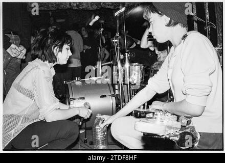 KATHLEEN HANNA, KATHI WILCOX, BIKINI KILL, NEWPORT TJS, 1993: Kathleen Hanna die Sängerin und Kathi Wilcox die Gitarristin von Bikini Kill spielen am 8. März 1993 in den legendären TJs in Newport, Wales, Großbritannien. Diese Bikini Kill/Huggy Bear Tour kam auf dem Höhepunkt der Riot Grrrl Szene und sollte die beiden Bands kombiniertes Album Yeah Yeah Yeah Yeah Yeah (Kill Rock Stars) aus dem Jahr 1993 bewerben. Der Auftritt begann mit einem Musikworkshop nur für Frauen. Foto: Rob Watkins Stockfoto