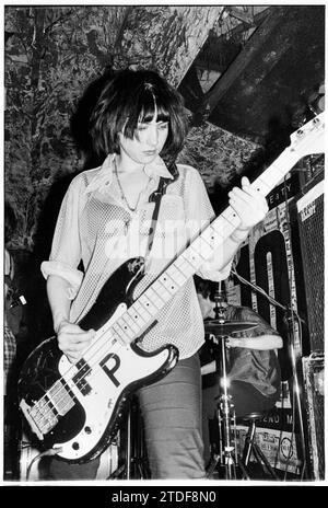 KATHLEEN HANNA, BIKINI KILL, NEWPORT TJS, 1993: Kathleen Hanna, die Sängerin von Bikini Kill, spielt am 8. März 1993 bei den legendären TJs in Newport, Wales. Diese Bikini Kill/Huggy Bear Tour kam auf dem Höhepunkt der Riot Grrrl Szene und sollte die beiden Bands kombiniertes Album Yeah Yeah Yeah Yeah Yeah (Kill Rock Stars) aus dem Jahr 1993 bewerben. Der Auftritt begann mit einem Musikworkshop nur für Frauen. Foto: Rob Watkins Stockfoto