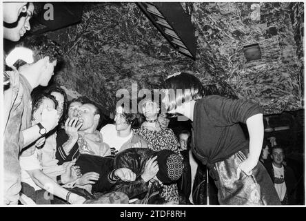 NIKI ELIOT, HUGGY BEAR, NEWPORT TJS, 1993: Niki Eliot, Sänger von Huggy Bear, spricht am 8. März 1993 mit dem Korwd bei den legendären TJs in Newport, Wales, Großbritannien. Diese Bikini Kill/Huggy Bear Tour kam auf dem Höhepunkt der Riot Grrrl Szene und sollte die beiden Bands kombiniertes Album Yeah Yeah Yeah Yeah Yeah (Kill Rock Stars) aus dem Jahr 1993 bewerben. Der Auftritt begann mit einem Musikworkshop nur für Frauen. Foto: Rob Watkins Stockfoto