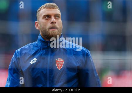 Mailand, Italien. Dezember 2023. Michele Di Gregorio von AC Monza sieht sich beim Fußballspiel der Serie A 2023/24 zwischen AC Milan und AC Monza im San Siro Stadium, Mailand, Italien am 17. Dezember 2023 an - Foto FCI/Fabrizio Carabelli FINALE SCOREMilan 3 | 0 Monza Credit: SOPA Images Limited/Alamy Live News Stockfoto