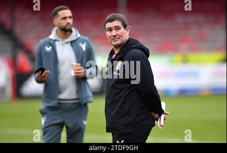 Mansfield-Manager Nigel Clough vor dem Sky Bet EFL League-2-Spiel zwischen Crawley Town und Mansfield Town im Broadfield Stadium, Crawley, UK - 16. Dezember 2023 Foto Simon Dack / Teleobjektive nur redaktionelle Verwendung. Kein Merchandising. Für Football Images gelten Einschränkungen für FA und Premier League, inc. Keine Internet-/Mobilnutzung ohne FAPL-Lizenz. Weitere Informationen erhalten Sie bei Football Dataco Stockfoto