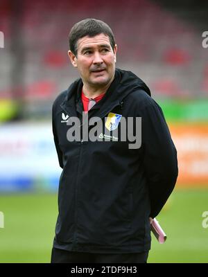 Mansfield-Manager Nigel Clough während des Sky Bet EFL League-2-Spiels zwischen Crawley Town und Mansfield Town im Broadfield Stadium, Crawley, UK - 16. Dezember 2023 Foto Simon Dack / Teleobjektive nur redaktionelle Verwendung. Kein Merchandising. Für Football Images gelten Einschränkungen für FA und Premier League, inc. Keine Internet-/Mobilnutzung ohne FAPL-Lizenz. Weitere Informationen erhalten Sie bei Football Dataco Stockfoto