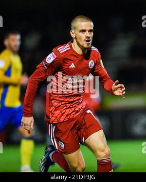 Ronan Darcy of Crawley während des Sky Bet EFL League 2 Spiels zwischen Crawley Town und Mansfield Town im Broadfield Stadium, Crawley, UK - 16. Dezember 2023 Foto Simon Dack / Teleobjektive nur redaktionelle Verwendung. Kein Merchandising. Für Football Images gelten Einschränkungen für FA und Premier League, inc. Keine Internet-/Mobilnutzung ohne FAPL-Lizenz. Weitere Informationen erhalten Sie bei Football Dataco Stockfoto