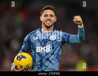 17. Dezember 2023 - Brentford gegen Aston Villa - Premier League - GTECH Stadium Alex Moreno von Aston Villa feiert den Sieg im Finale. Bild : Mark Pain / Alamy Live News Stockfoto