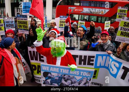 London, Großbritannien. Dezember 2023. Arbeiter von drei Health Trusts ergreifen industrielle Maßnahmen.der Hauptstreit der Arbeiter und der Grund für ihre Streikaktion ist darauf zurückzuführen, dass ihre Arbeitgeber ihnen die Pauschalzahlung von £1.650 zahlen, die ihre Kollegen zusammen mit ihnen an der NHS Agenda for Change AGB arbeiten erhalten im Juni Ein Grinch wird eine unterzeichnete Weihnachtskarte an Victoria Atkins Abgeordnete, Minister of State for Health, am Montag liefern, um die Probleme der NHS-Mitarbeiter hervorzuheben. Quelle: Mark Thomas/Alamy Live News Stockfoto