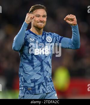 17. Dezember 2023 - Brentford gegen Aston Villa - Premier League - GTECH Stadium Matty Cash von Aston Villa feiert den Sieg im Finale. Bild : Mark Pain / Alamy Live News Stockfoto