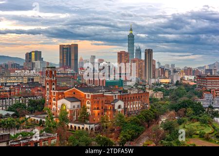 Skyline von Taipei, Taiwan mit Universitätsgebäuden in der Abenddämmerung. Stockfoto