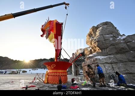 SHENYANG, CHINA – 18. DEZEMBER 2023 – Arbeiter montieren und heben auf der Baustelle der Shenyang Spring Festival Laterne von 2024 große Leuchtensätze Stockfoto