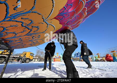 SHENYANG, CHINA – 18. DEZEMBER 2023 – Arbeiter montieren und heben auf der Baustelle der Shenyang Spring Festival Laterne von 2024 große Leuchtensätze Stockfoto