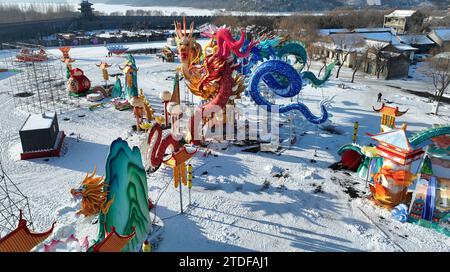 SHENYANG, CHINA – 18. DEZEMBER 2023 – Arbeiter montieren und heben auf der Baustelle der Shenyang Spring Festival Laterne von 2024 große Leuchtensätze Stockfoto