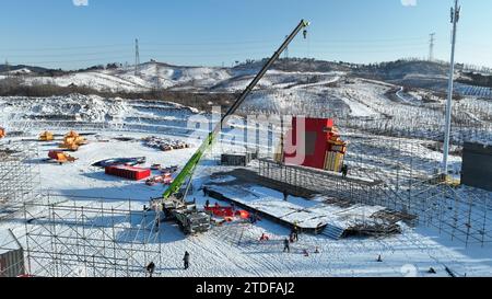 SHENYANG, CHINA – 18. DEZEMBER 2023 – Arbeiter montieren und heben auf der Baustelle der Shenyang Spring Festival Laterne von 2024 große Leuchtensätze Stockfoto