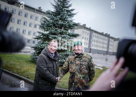 18. Dezember 2023, Litauen, Rukla: Der Bundesverteidigungsminister Boris Pistorius (l, SPD) wird in Rukla vom Kommandanten Klaus-Peter Berger empfangen. Der SPD-Politiker besucht die deutschen Soldaten hier zu einer Weihnachtsfeier und Adventskaffee. Foto: Kay Nietfeld/dpa Stockfoto