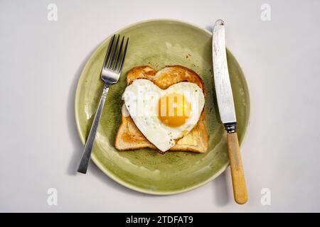 Herzförmiges Spiegelei auf Toast Stockfoto