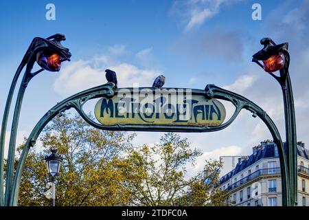 Montmartre, Paris, Frankreich - berühmtes Jugendstil-Metropolitain-Eingangsschild am Bahnhof Anvers, entworfen vom französischen Architekten Hector Guimard Stockfoto