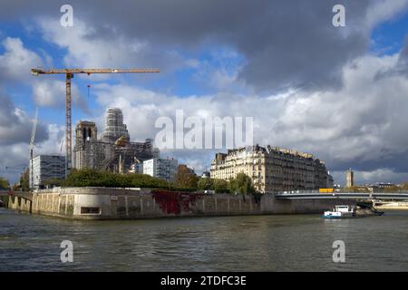 Paris, Frankreich - Reparaturen an der Kathedrale Notre Dame an der Ile de la Cite von der seine aus gesehen Stockfoto