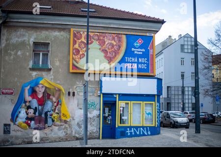 Ein Wandbild eines jungen Mädchens, das unter ukrainischer Flagge in Prag Zuflucht sucht. Wandgemälde Street Art von Chemis Stockfoto