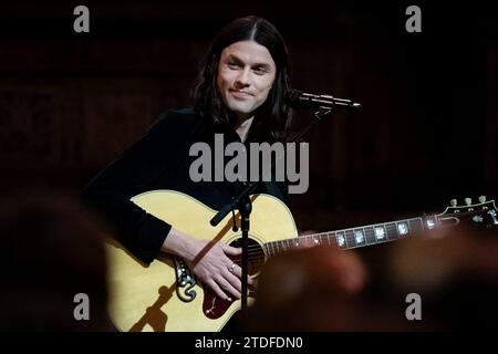 James Bay tritt während der Royal Carols auf – gemeinsam bei der Weihnachtsfeier in der Westminster Abbey in London. Bilddatum: Freitag, 8. Dezember 2023. Stockfoto