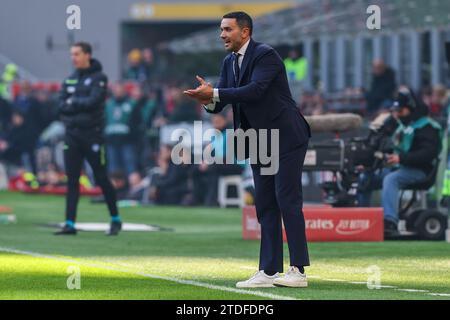 Raffaele Palladino Head Coach des AC Monza spricht seinen Spielern während des Fußballspiels der Serie A 2023/24 zwischen dem AC Milan und dem AC Monza im San Siro Stadion zu. FINAL SCOREMilan 3 | 0 Monza (Foto: Fabrizio Carabelli / SOPA Images/SIPA USA) Stockfoto