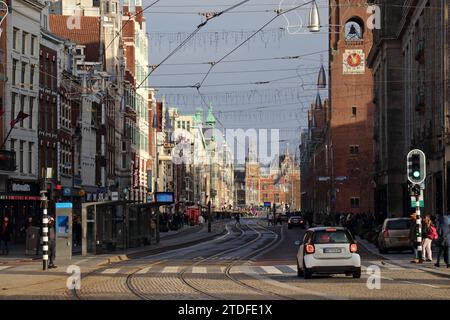 Eine der Hauptstraßen Amsterdams ist Damrak, das zu jeder Tageszeit vom 10. Dezember 2023 in Amsterdam, Holland, geschäftig ist Stockfoto