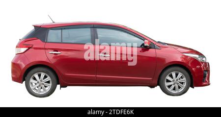 Rotes Fließheck-Fahrzeug ist auf weißem Hintergrund mit Beschneidungspfad isoliert. Stockfoto