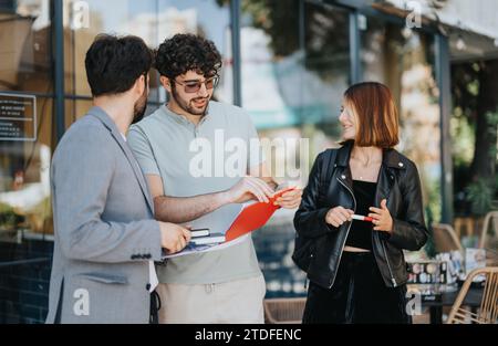 Geschäftsleute diskutieren Verkaufsstrategie, Budgetmanagement und Marketing in einer Stadt. Sie arbeiten gemeinsam für erfolgreiches Unternehmenswachstum zusammen. Stockfoto