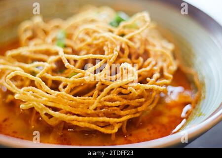 Nordthailändisches Essen (Khao Soi), scharfe Currynudeln Suppe mit Kokosmilch Stockfoto