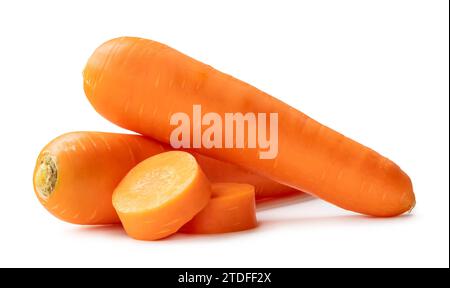 Zwei frische orangefarbene Karotten mit Schichten im Stapel sind auf weißem Hintergrund mit Beschneidungspfad isoliert. Nahaufnahme der gesunden Gemüsewurzel Stockfoto
