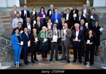 18. Dezember 2023, Berlin: Wolfgang Schmidt (1. Reihe M, SPD), Leiter des Bundeskanzleramtes, erhält 15 Thesen zum Thema "Kohäsion in Vielfalt" von Claudia Roth (4. V. l., Allianz 90/die Grünen), Staatsministerin für Kultur und Medien, und Olaf Zimmermann (3. v. R.), Sprecher der Initiative für kulturelle Integration, sowie zahlreiche weitere Mitglieder der Initiative im Bundeskanzleramt. Der Beauftragte der Bundesregierung für Kultur und Medien ist Mitinitiator der Initiative "kulturelle Integration", einer Allianz von Sozialpartnern, Medien, Kirchen und Reli Stockfoto