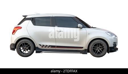 Einzelnes schönes kleines weißes Auto oder Miniauto ist isoliert auf weißem Hintergrund mit Beschneidungspfad. Stockfoto