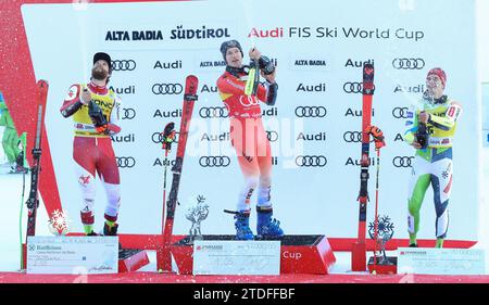 Alta Badia, Italien. Dezember 2023. ALPINSKI - FIS WC 2023-2024Herren-Weltmeisterschaft GS2 La Villa, Alta Badia, Italien 18.12.2023, Montag: Podium Credit: Independent Photo Agency/Alamy Live News Stockfoto