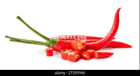 Frische rote Chilischoten im Stapel mit Schichten werden auf weißem Hintergrund mit Beschneidungspfad isoliert. Vorderansicht und flache Ladefläche Stockfoto