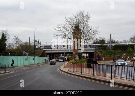 Maidenhead, Großbritannien. Dezember 2023. Ein Zug der Elizabeth Line überquert eine Eisenbahnbrücke neben der Maidenhead Station in Berkshire. Es gab eine Reihe von Problemen mit der Elisabeth-Strecke, seit sie mit Schäden an Oberleitungen entlang der Strecke begann. Kredit: Maureen McLean/Alamy Stockfoto