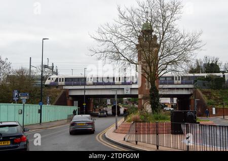 Maidenhead, Großbritannien. Dezember 2023. Ein Zug der Elizabeth Line überquert eine Eisenbahnbrücke neben der Maidenhead Station in Berkshire. Es gab eine Reihe von Problemen mit der Elisabeth-Strecke, seit sie mit Schäden an Oberleitungen entlang der Strecke begann. Kredit: Maureen McLean/Alamy Stockfoto