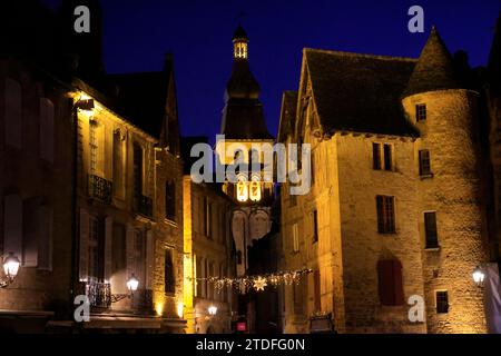 Die mittelalterliche Stadt Sarlat im Périgord Noir vor den Feierlichkeiten zum Jahresende zu Weihnachten und Neujahr. Architektur, Erbe, Geschichte und Stockfoto