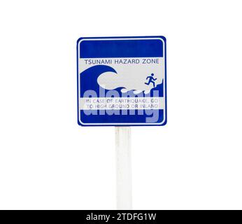 Tsunami-Warnschild ist auf weißem Hintergrund mit Beschneidungspfad isoliert. Stockfoto