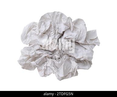 Einzelnes verschraubtes oder zerknittertes Papiertuch oder Serviette in seltsamer Form nach der Verwendung in Toilette oder Toilette ist auf weißem Hintergrund mit Schneidepfad isoliert. Stockfoto