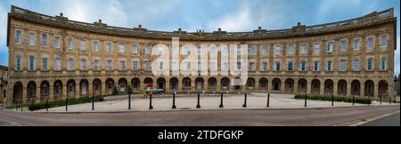 Der georgianische Buxton Crescent ist nun vollständig restauriert. Denkmalgeschütztes Gebäude, entworfen vom Architekten John Carr aus York 1780. Stockfoto