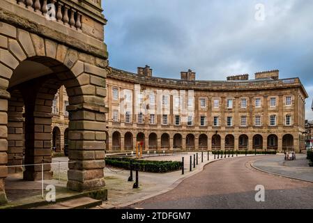 Der georgianische Buxton Crescent ist nun vollständig restauriert. Denkmalgeschütztes Gebäude, entworfen vom Architekten John Carr aus York 1780. Stockfoto