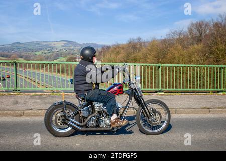 1984 80er Jahre Red Harley Davidson Schaufelkopf, drehbare Drahträder, hoch dekorierter Sitz im westlichen Stil, Flammen auf dem Kraftstofftank gemalt. Paoki letztes Jahr Schaufelkopf Motorrad Stockfoto