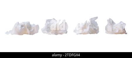 Set aus weißem, zerknittertem oder verschraubtem Papiertuch nach der Verwendung in der Toilette oder Toilette ist auf weißem Hintergrund mit Beschneidungspfad isoliert. Stockfoto