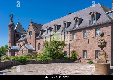 Kloster Hohenburg mit Statue der Heiligen Odilien auf dem Mont Sainte-Odile, Ottrott, Vogesen, Elsass, Frankreich, Europa Stockfoto