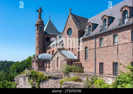 Kloster Hohenburg mit Statue der Heiligen Odilien auf dem Mont Sainte-Odile, Ottrott, Vogesen, Elsass, Frankreich, Europa Stockfoto